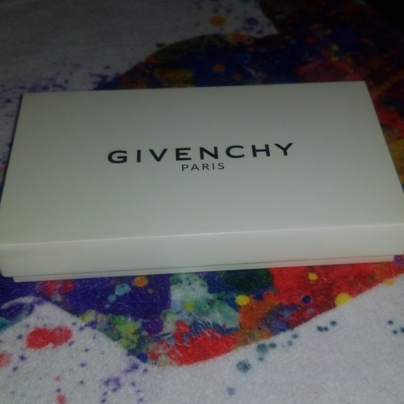 Givenchy Accessories - Givenchy 🍎iphone 6 Case